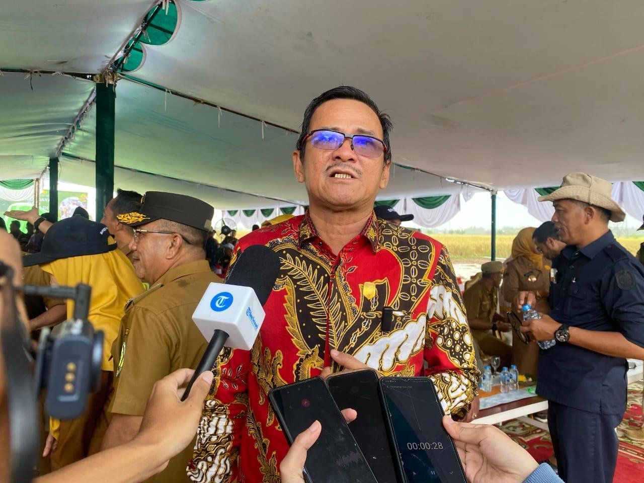 Wakil Ketua III DPRD Kabupaten Sambas, Ferdinan Syolihin, S.E., M.E., saat diwawancarai dalam kegiatan panen raya di Mensere, Senin 7 April 2025.
