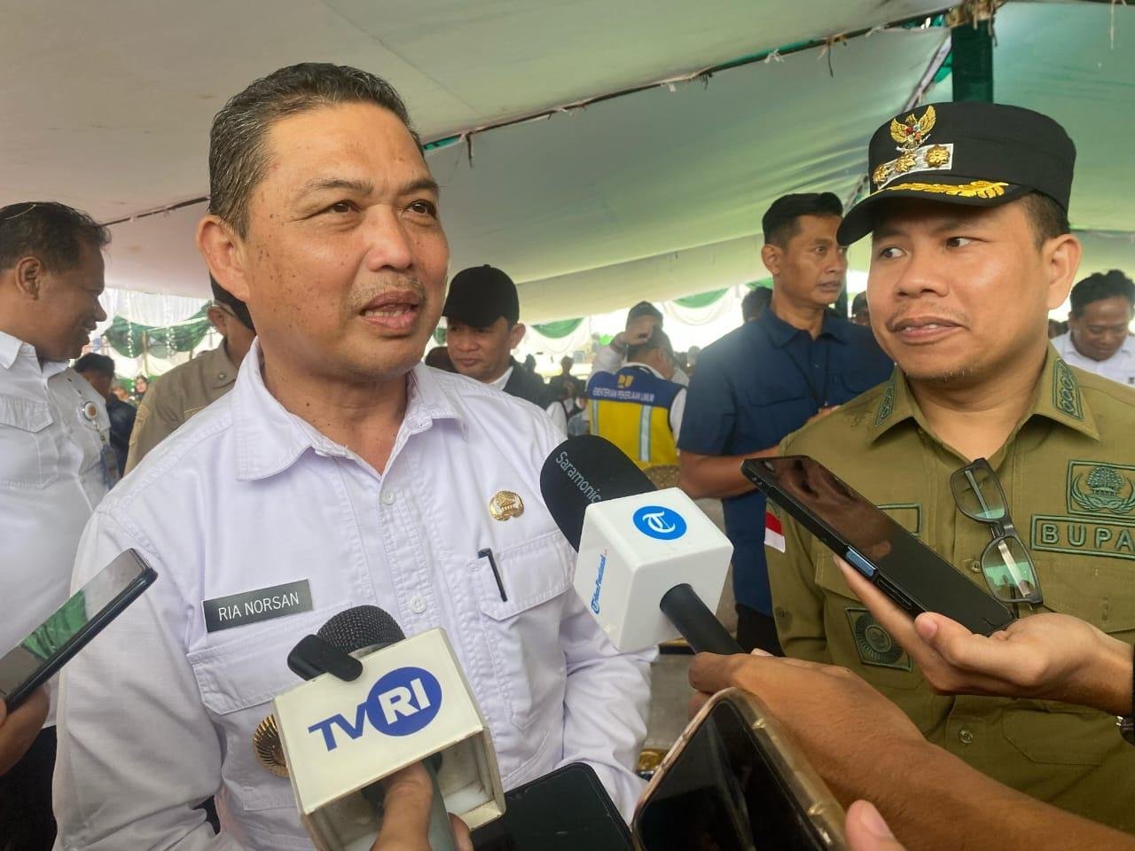 Gubernur Kalbar, Ria Norsan saat diwawancarai.
