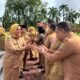 Bupati dan Wakil Bupati Mempawah, Erlina - Juli Suryadi maaf-maafan momen apel perdana usai libur Idulfitri.