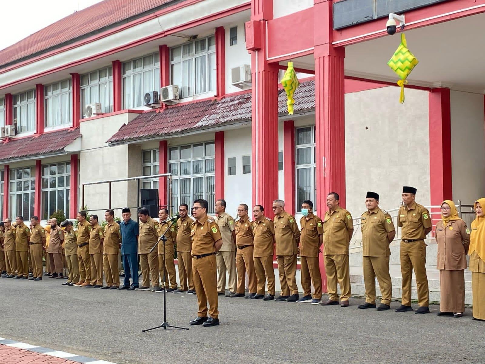 Bupati Sambas, Satono pimpin apel hari pertama masuk kerja setelah libur panjang Idulfitri, Selasa 8 April 2025/Foto Sera/Jejaring Kalbar.