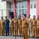 Bupati Sambas, Satono memimpin apel perdana masuk kerja setelah libur panjang Idulfitri Selasa 8 April 2025.