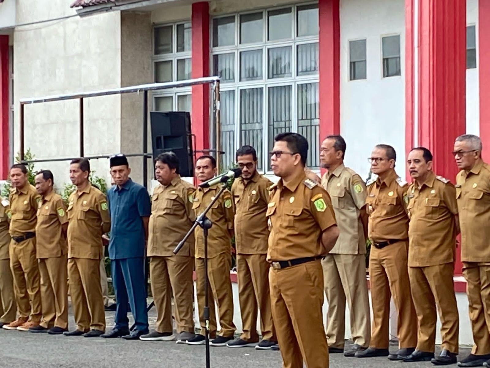 Bupati Sambas, Satono memimpin apel perdana masuk kerja setelah libur panjang Idulfitri Selasa 8 April 2025.