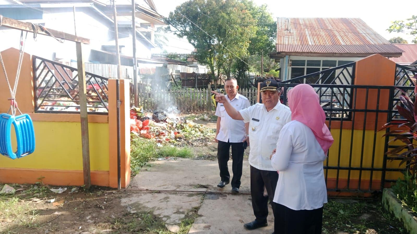 Lurah Sungai Pinyuh, Al Azhar turun langsung meninjau kondisi sampah yang menumpuk depan TK Pertiwi, Rabu 9 April 2025/Foto Bung Ranie/Jejaring Kalbar.