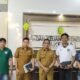 Kepala Badan Keuangan Daerah Kabupaten Sambas, Rachmad Robbi menerima Pengurus Pokdarwis Paggong Sebedang dalam rangka menyetor pajak wisata.