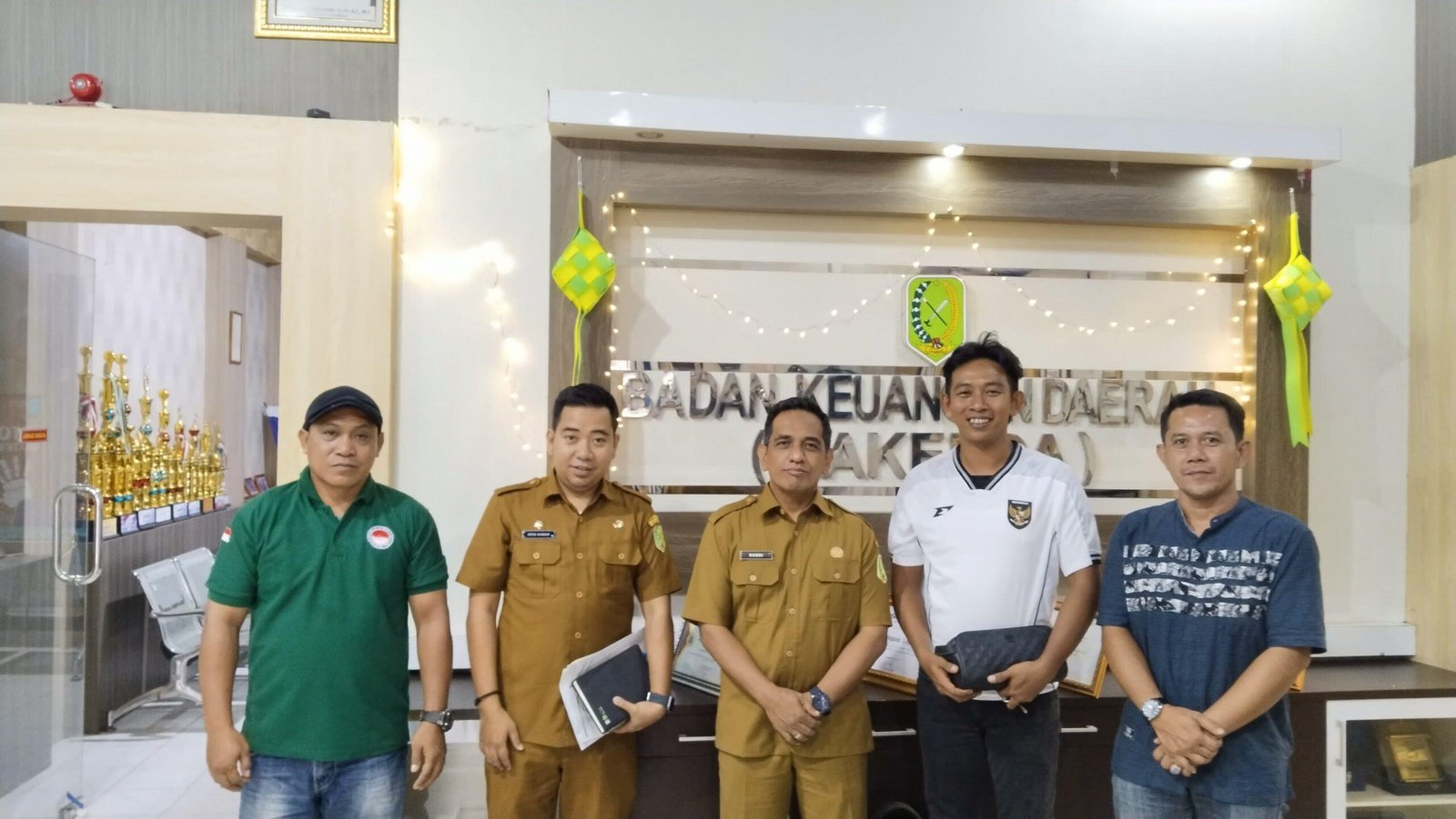 Kepala Badan Keuangan Daerah Kabupaten Sambas, Rachmad Robbi menerima Pengurus Pokdarwis Paggong Sebedang dalam rangka menyetor pajak wisata.