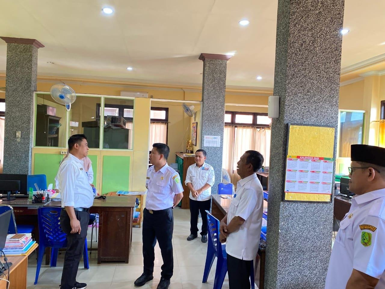 Bupati Sambas, Satono melakukan sidak ke sejumlah OPD di hari kedua kerja usai libur panjang Lebaran.