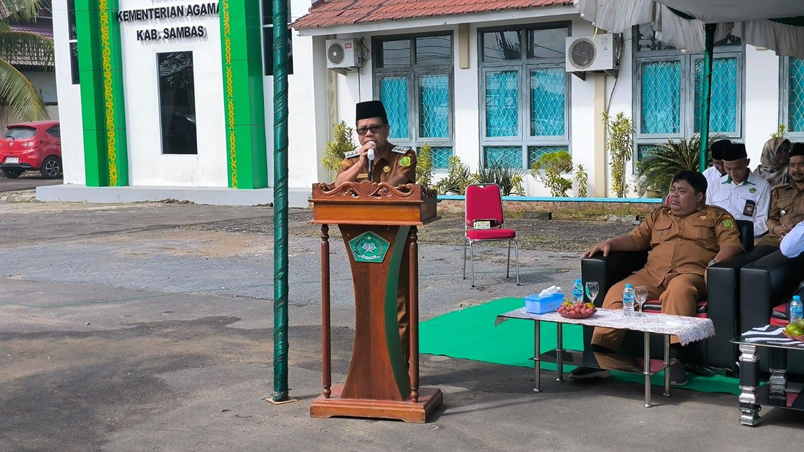 Bupati Sambas, Satono memberikan sambutan saat bimbingan manasik haji di Kemenag Kabupaten Sambas, Senin 14 April 2025/Foto Sera/Jejaring Kalbar.
