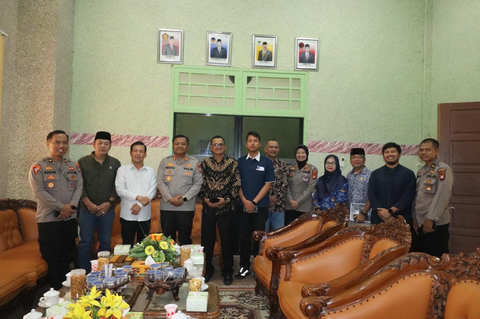 Ketua DPRD Sambas Terima Kunjungan Silaturahmi Kapolres Baru