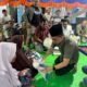 Bupati Sambas, Satono saat memberi bantuan beras ke warga di Semelagi Besar.