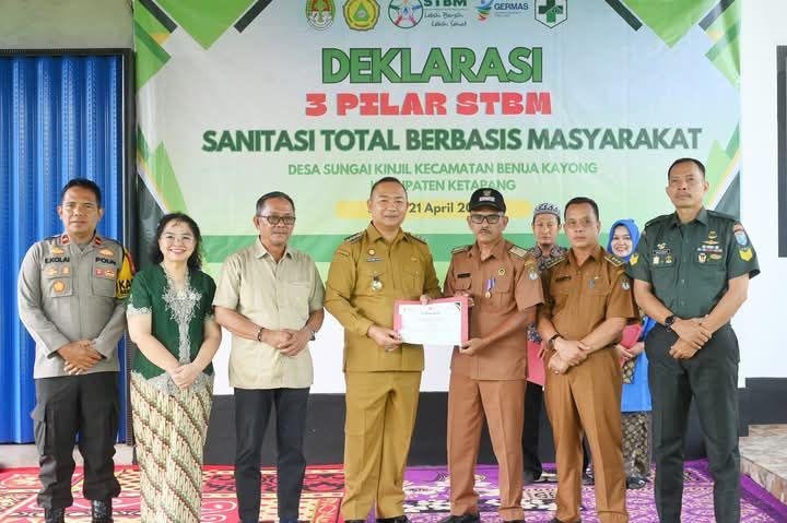 Bupati Ketapang, Alexander Wilyo, deklarasikan Sungai Kinjil sebagai Desa ODF