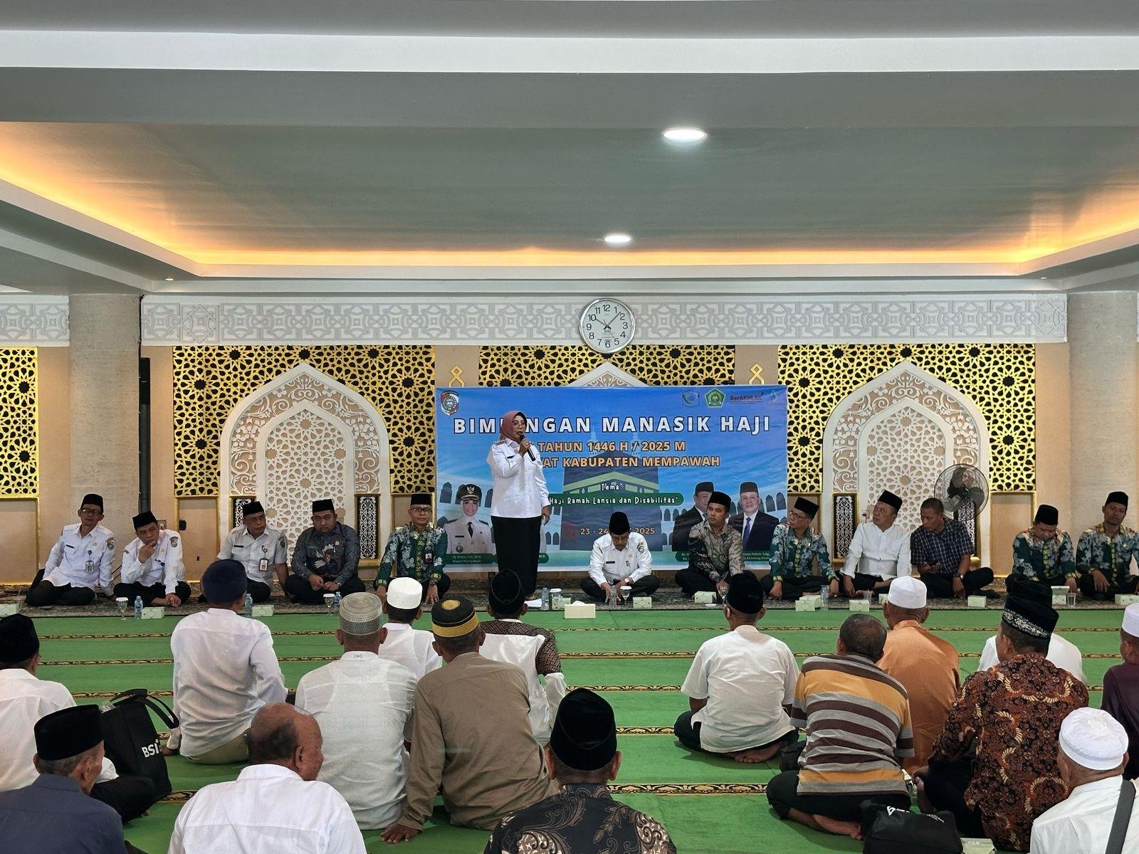 Pembukaan manasik haji Kabupaten Mempawah, oleh Bupati Erlina.