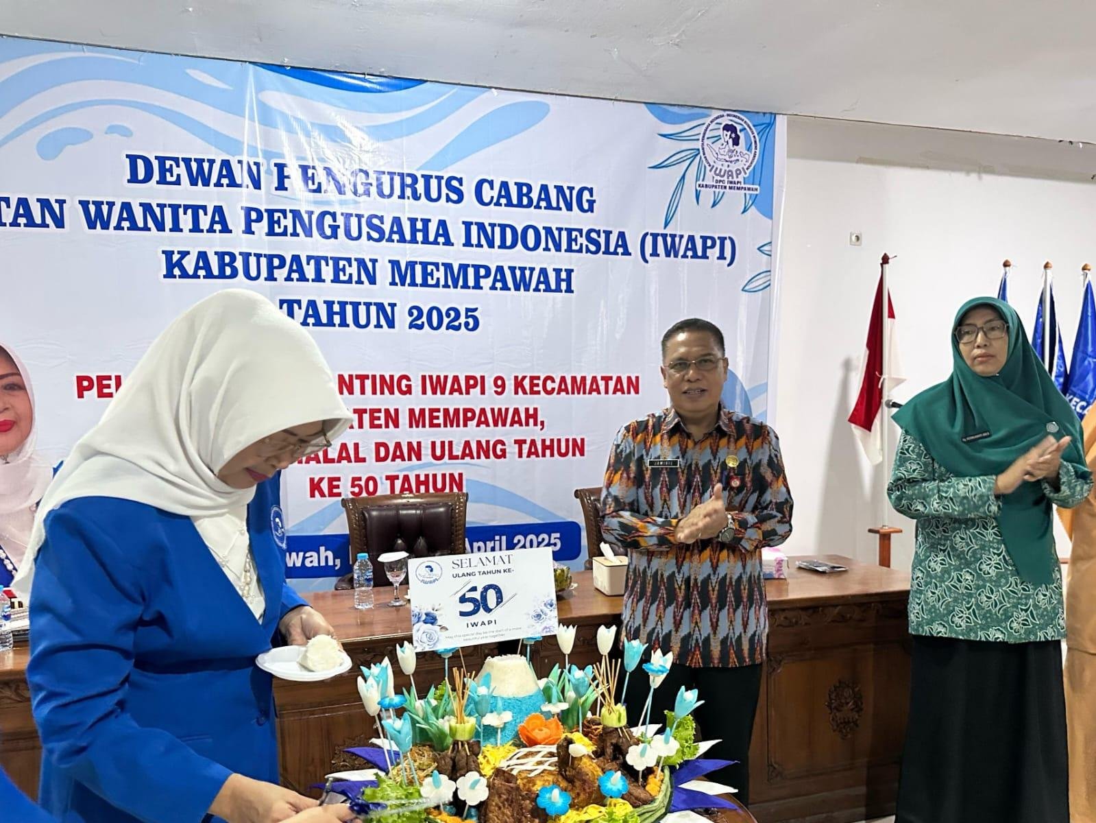 Momen pelantikan pengurus IWAPI Kabupaten Mempawah