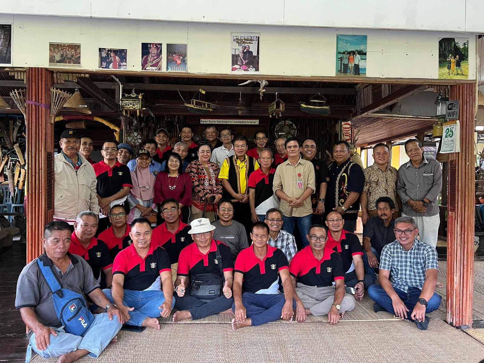 Serumpun Dayak Salako Rara Sambas dan Malaysia Berkunjung untuk Pererat Silaturahmi