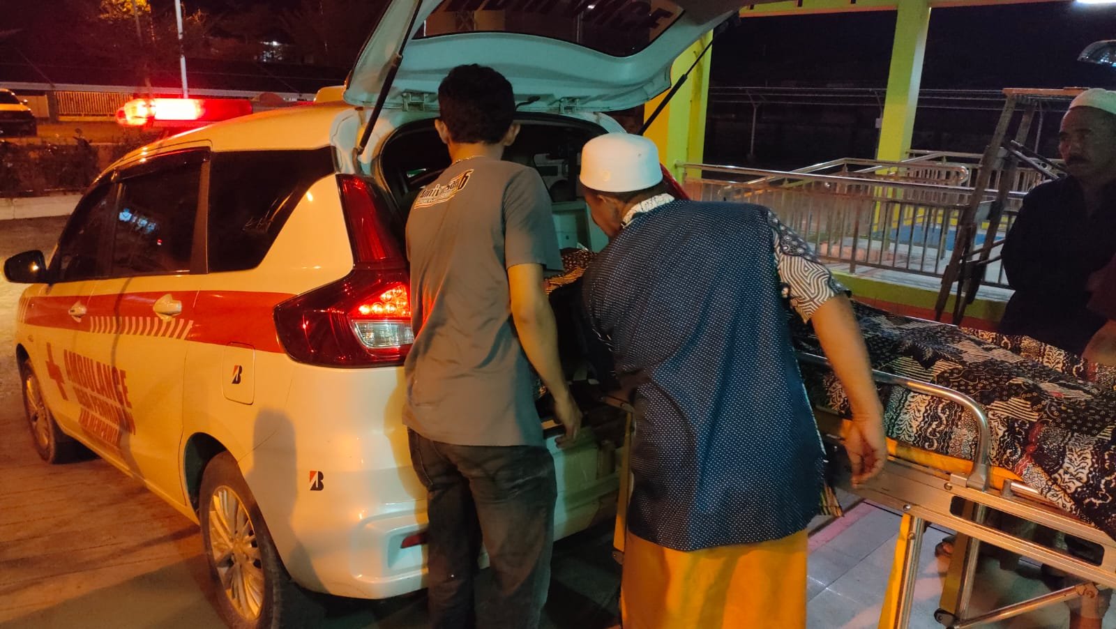 Jenazah korban meninggal dunia kecelakaan di Jalan Raya Desa Galang, Kecamatan Sungai Pinyuh, Kabupaten Mempawah, Senin 28 April 2025 dibawa pulang ke rumah duka di Sungai Dayak, Peniraman.