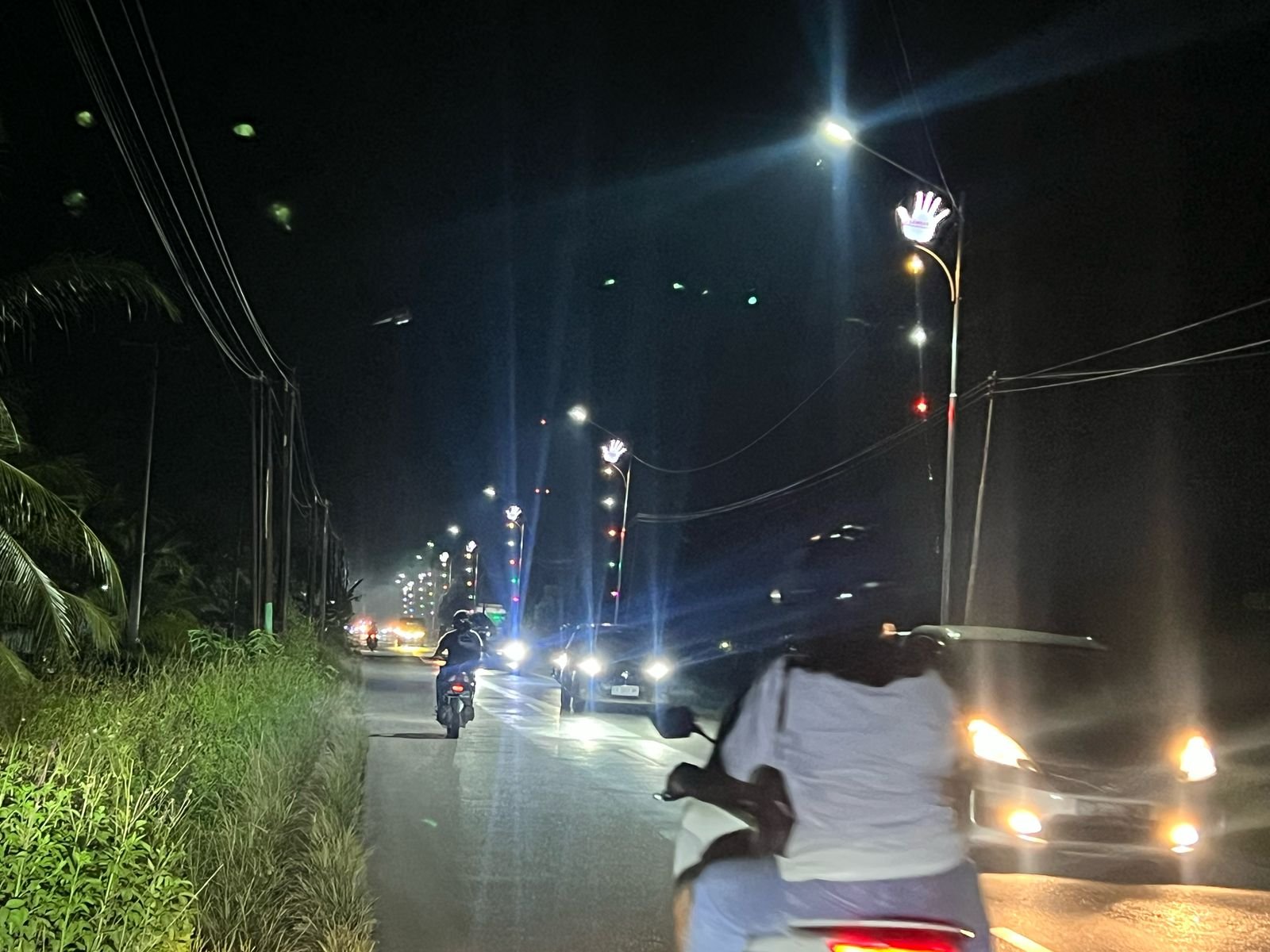 TERANG -Jalan raya Selakau jadi terang berkat PJU aspirasi dari Nurmaya Dewi.