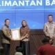 Ria Norsan saat menerima penghargaan dari Kemenpan RB.