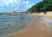 Libur Lebaran, Pantai Temajuk Ramai Dikunjungi Wisatawan