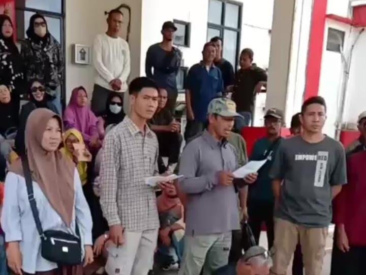 Warga Desa Pusaka unjuk rasa ke Inspektorat