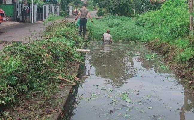 Warga Gang Reformasi Sungai Pinyuh Bersihkan Parit untuk Cegah Banjir