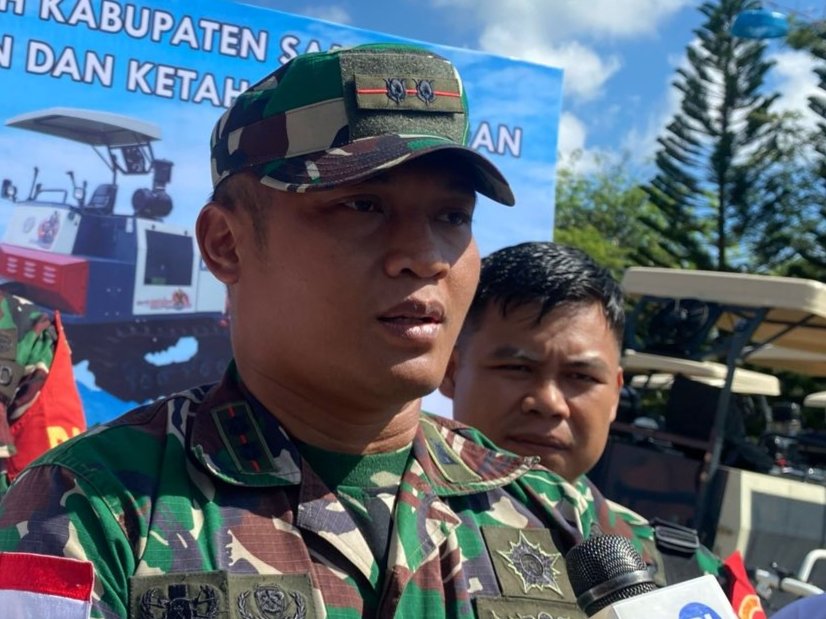 Dandim Sambas, Letkol Czi Priyo Hendrarto, saat diwawancarai, Rabu 30 April 2025.