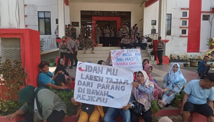 Ratusan Warga Pelimpaan Datangi Gedung Inspektorat Tuntut Kades dan Perangkat Desa Diturunkan