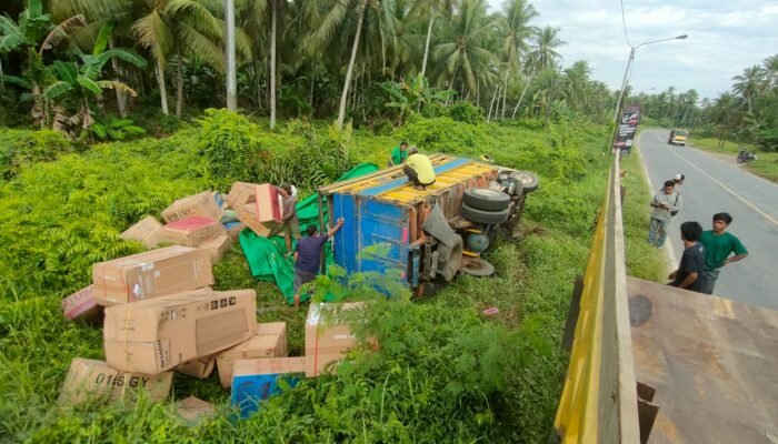 Laka Lantas di Jalan Raya Sungai Dayak, Purun Kecil Mobil Ekspedisi Vs Kontainer