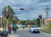 Tertibkan Lalu Lintas, Dishub Uji Coba Traffic Light di Simpang Tiga Jalan Pembangunan Sambas