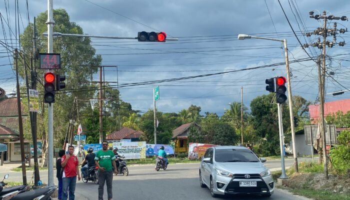 Tertibkan Lalu Lintas, Dishub Uji Coba Traffic Light di Simpang Tiga Jalan Pembangunan Sambas