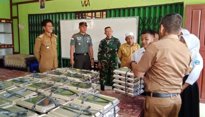 Dandim 1208/Sambas Tinjau Pendistribusian 1.526 Porsi Makan Bergizi Gratis ke 6 Sekolah Di Tebas