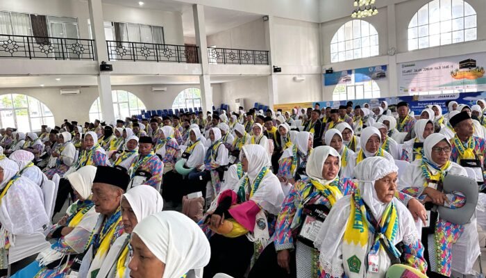Dilepas Wabup Juli, Calon Jemaah Haji Asal Mempawah Hari Ini Berangkat Menuju Embarkasi Batam