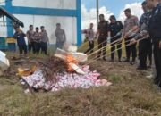 Polres Sambas Lakukan Pemusnahan Barang Bukti Kosmetik Ilegal Dari Filipina Sebanyak 4.959 Buah