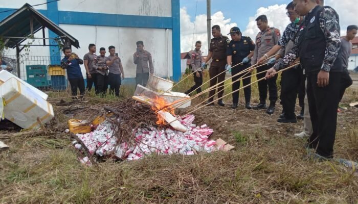 Polres Sambas Lakukan Pemusnahan Barang Bukti Kosmetik Ilegal Dari Filipina Sebanyak 4.959 Buah