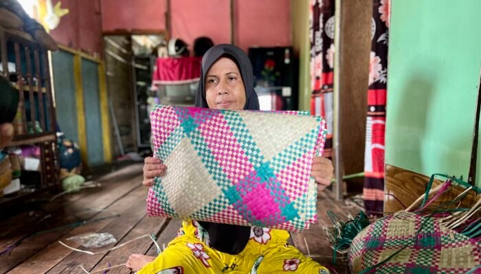 Darlina Perajin Tikar Tradisional Asal Selakau Berhasil Pasarkan Karyanya Hingga Ke Malaysia