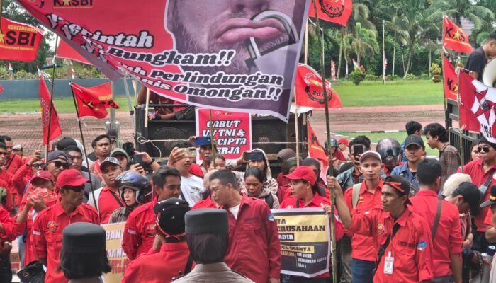 May Day 1 Mei 2025, Buruh Kabupaten Sambas Demo di Kantor Bupati