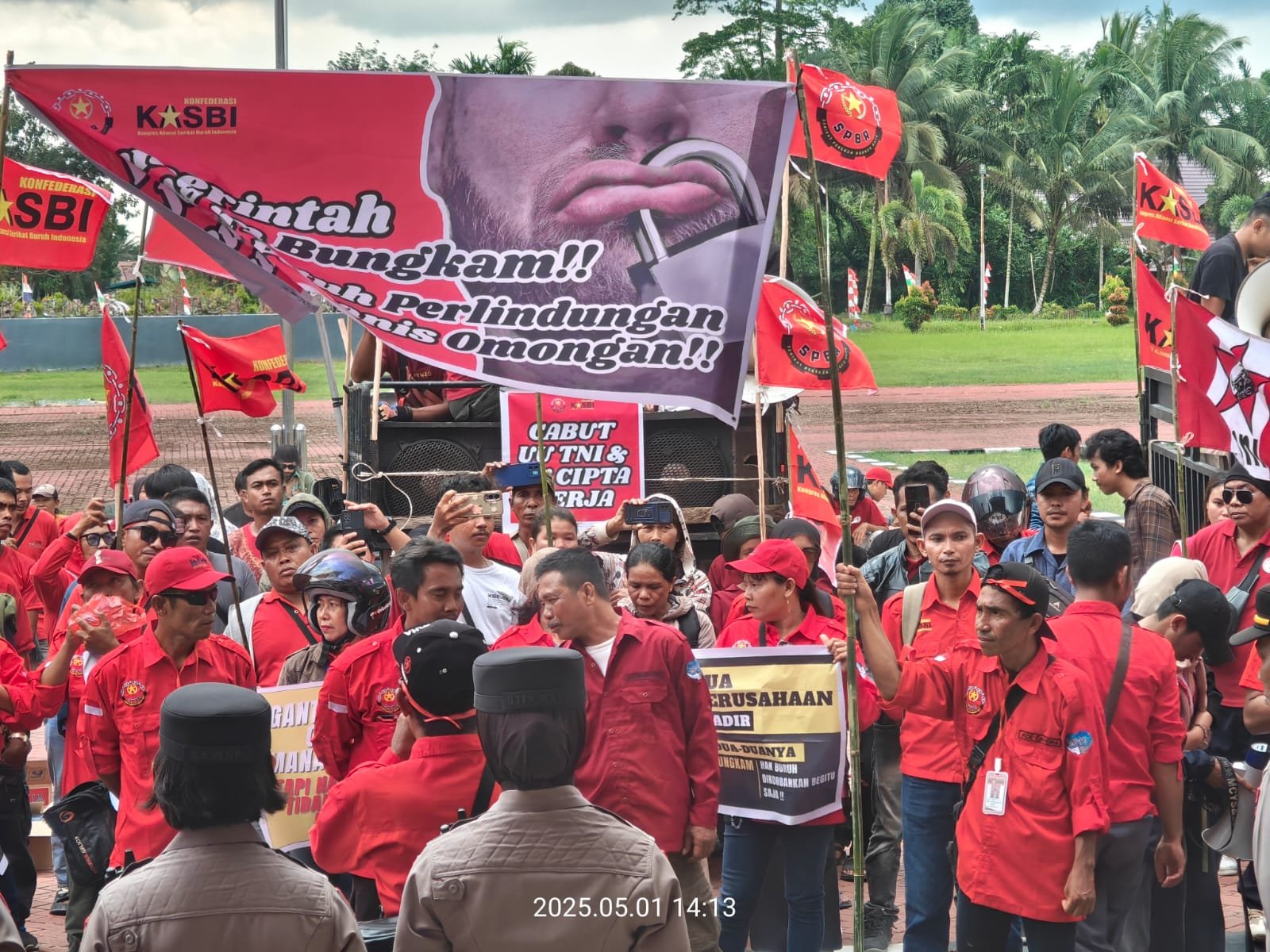 May Day 1 Mei, Buruh Kabupaten Sambas Gelar Aksi Demonstrasi di Kantor Bupati