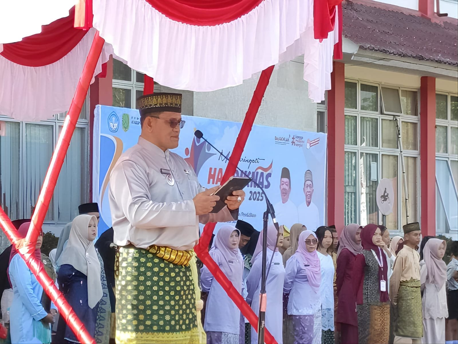 Wakil Bupati Sambas, Heroaldi saat memberi amanat dalam apel peringatan Hari Pendidikan Nasional 2 Mei 2025/Foto Sera/Jejaring Kalbar.