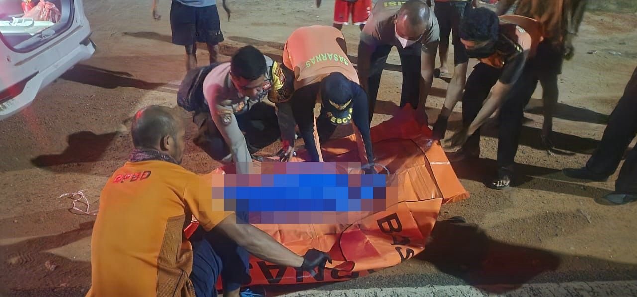 Mayat bayi di Sungai Pawan Ketapang dievakuasi.
