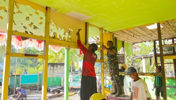 Pembongkaran Kantor Desa Merpati Dibantu TNI dan Warga