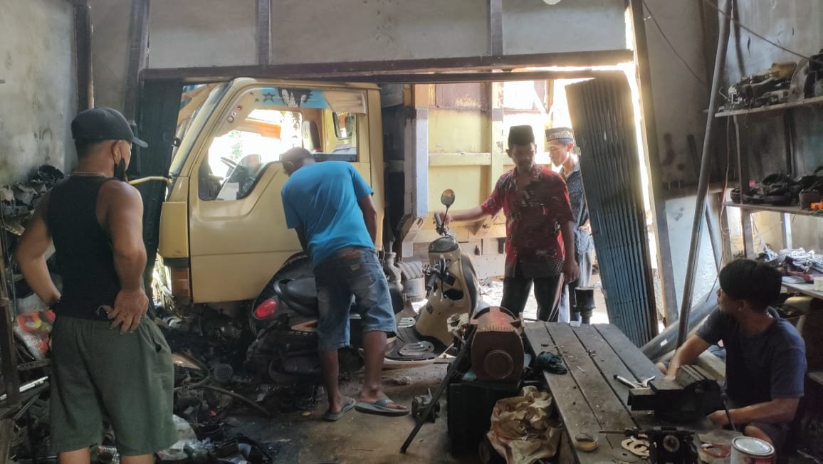 Tabrakan Beruntun di Sungai Pinyuh, Sebabkan Dump Truk Hilang Kendali Hantam Bengkel Dinamo