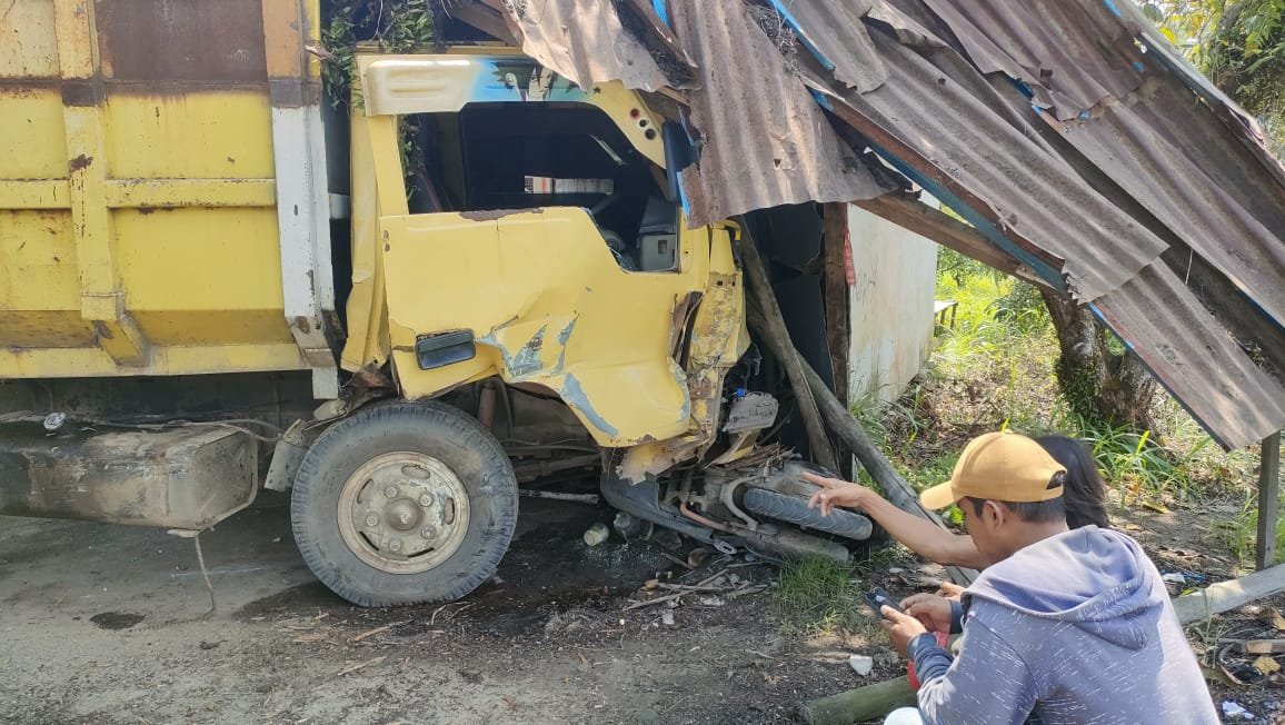 Dump truk menghantam bengkel dinamo usai terlibat kecelakaan di Jl Jurusan Pontianak, Kecamatan Sungai Pinyuh, Minggu 4 Mei 2025/Jejaring Kalbar