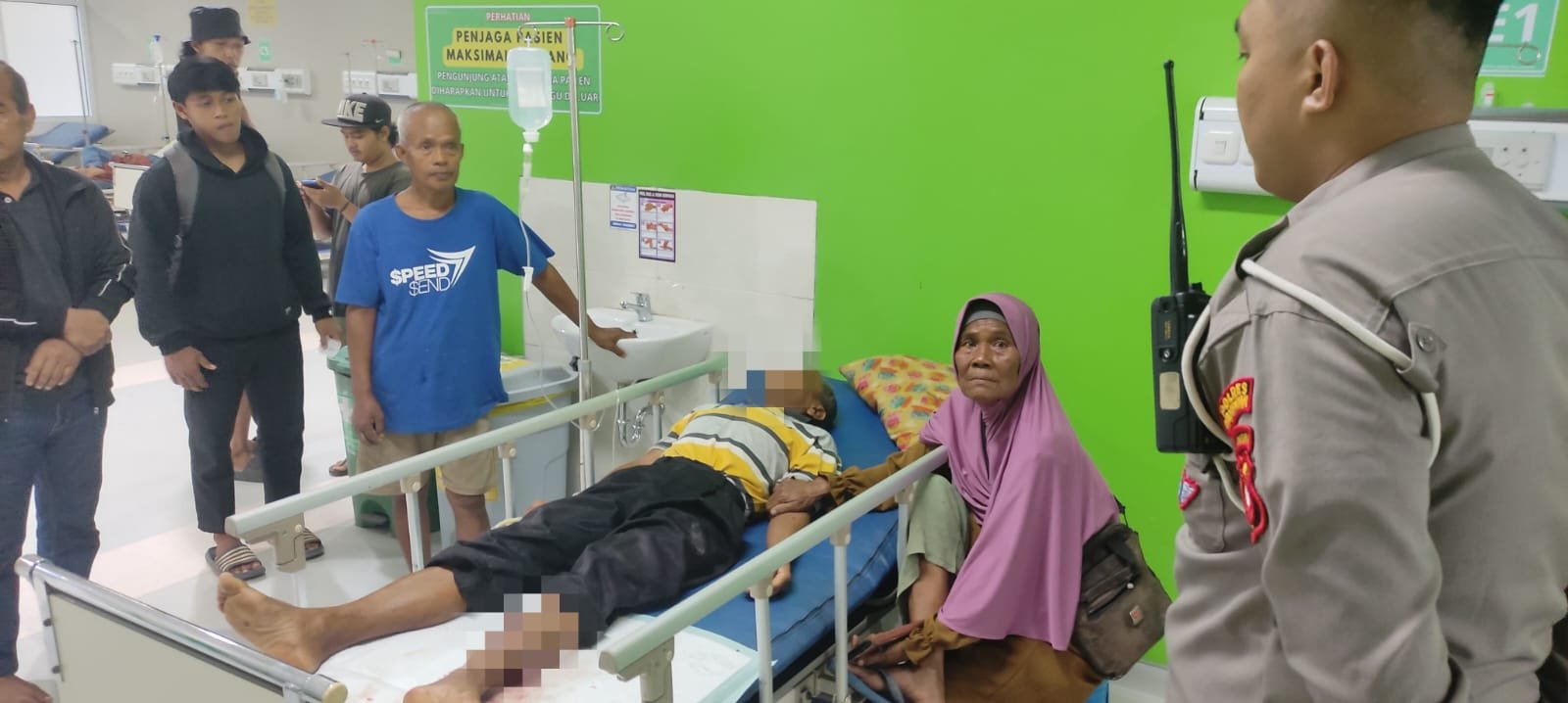 Penjual es potong keliling yang ditabrak sepeda motor dirawat di rumah sakit.