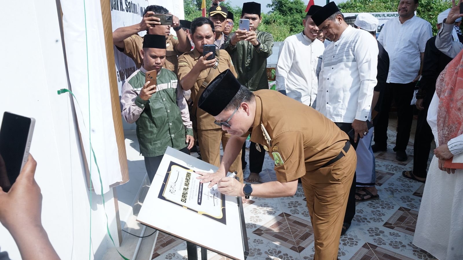 Bupati Sambas Resmikan Surau Al Muhajirin di Desa Saing Rambi
