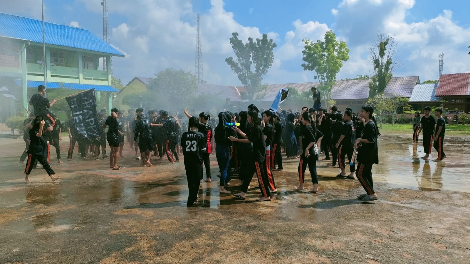 Pelepasan siswa siswi SMP Negeri 1 Sungai Pinyuh, Kabupaten Mempawah.