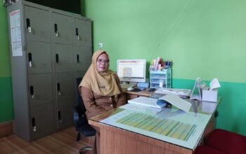 Kepala SMP Negeri 1 Sungai Pinyuh, Jumarni, S.Pd/Istimewa