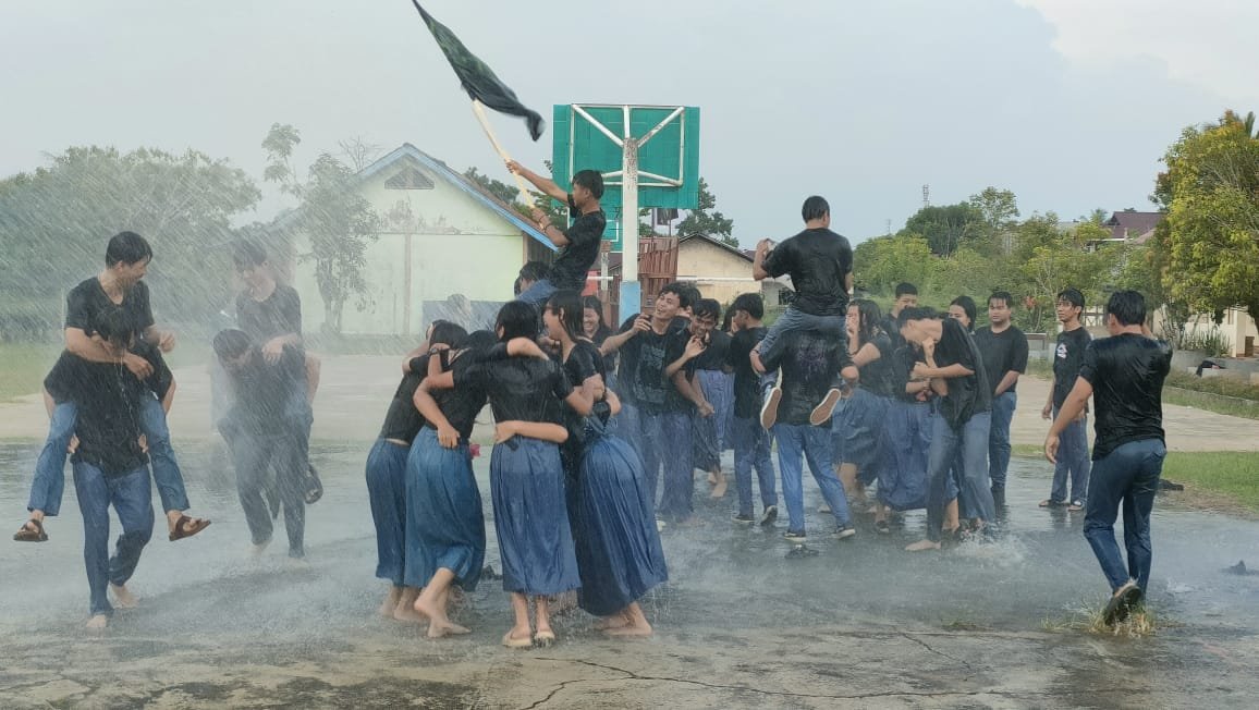 Momen perpisahan SMA Swasta Amkur Sungai Pinyuh/Foto Jejaring Kalbar.
