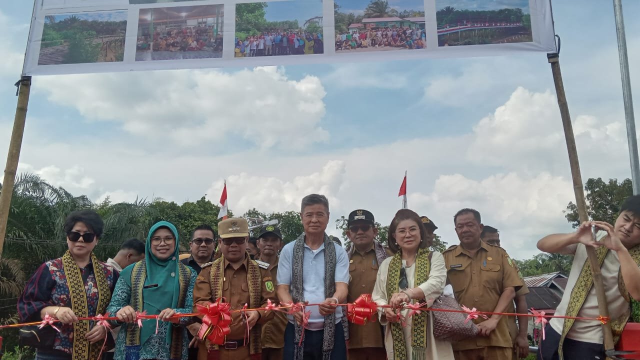 Bupati Sambas, Satono meresmikan Jembatan Berkah Berkemajuan di Lubuk Lagak/Foto Sera/Jejaring Kalbar
