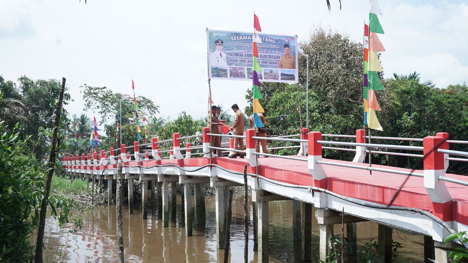 Jembatan Berkemajuan di Lubuk Lagak yang diresmikan Bupati Sambas, Satono, Selasa 6 Mei 2025/Foto Humas Prokopim.