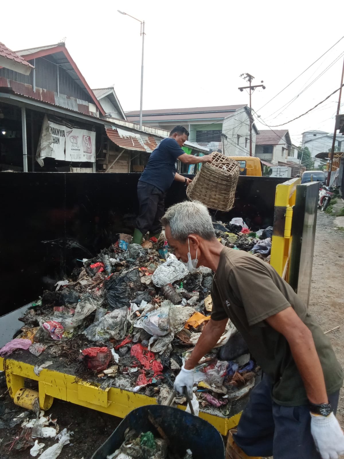 Pembersihan sampah di belakang Pasar Pagi Sungai Pinyuh Kabupaten Mempawah.