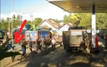Tangkap layar video CCTV pengeroyokan di SPBU Bakau Besar Laut, Kabupaten Mempawah.