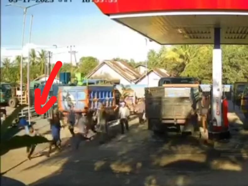 Tangkap layar video CCTV pengeroyokan di SPBU Bakau Besar Laut, Kabupaten Mempawah.